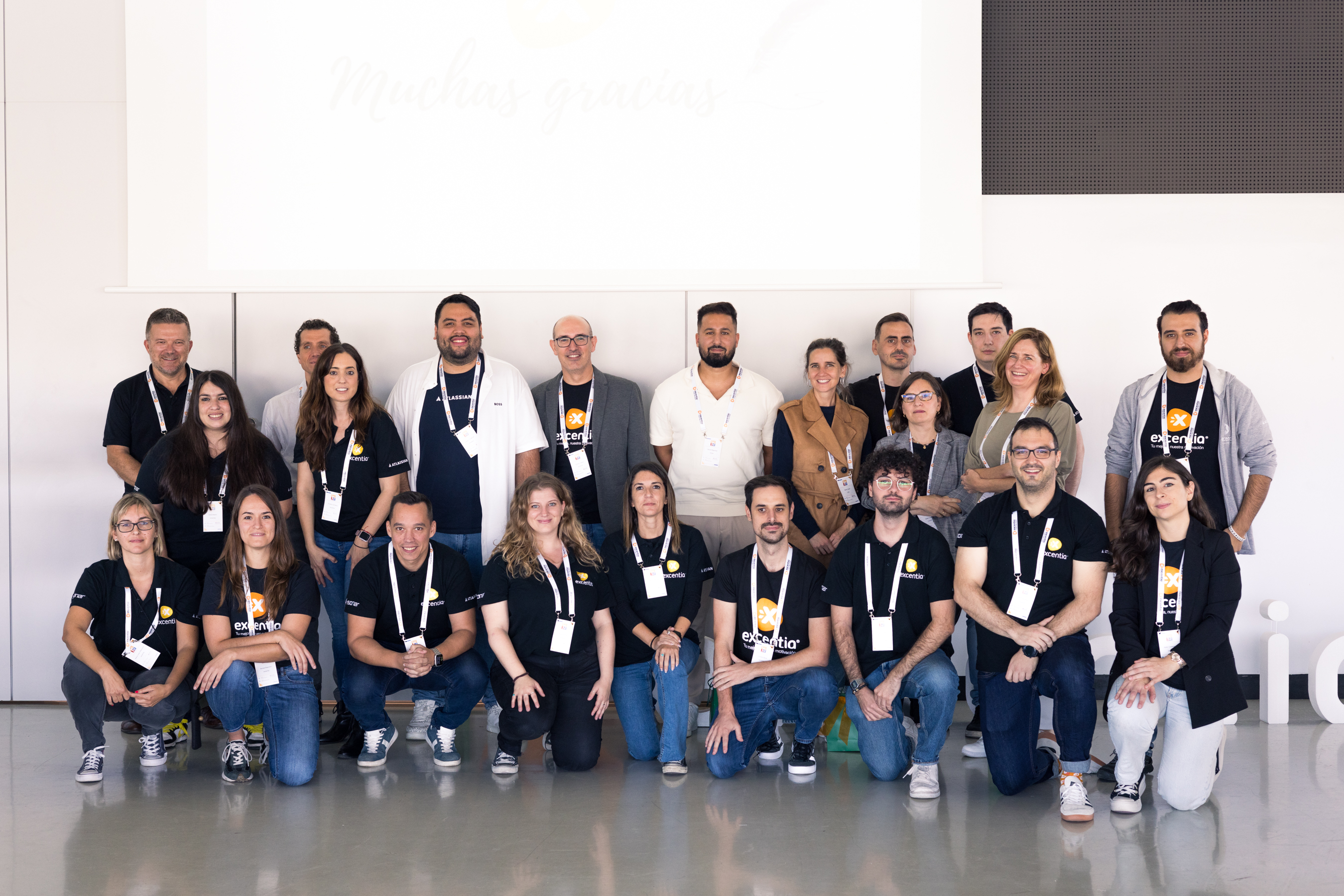 Foto del equipo de excentia con los ponentes, Atlassian y Sonar