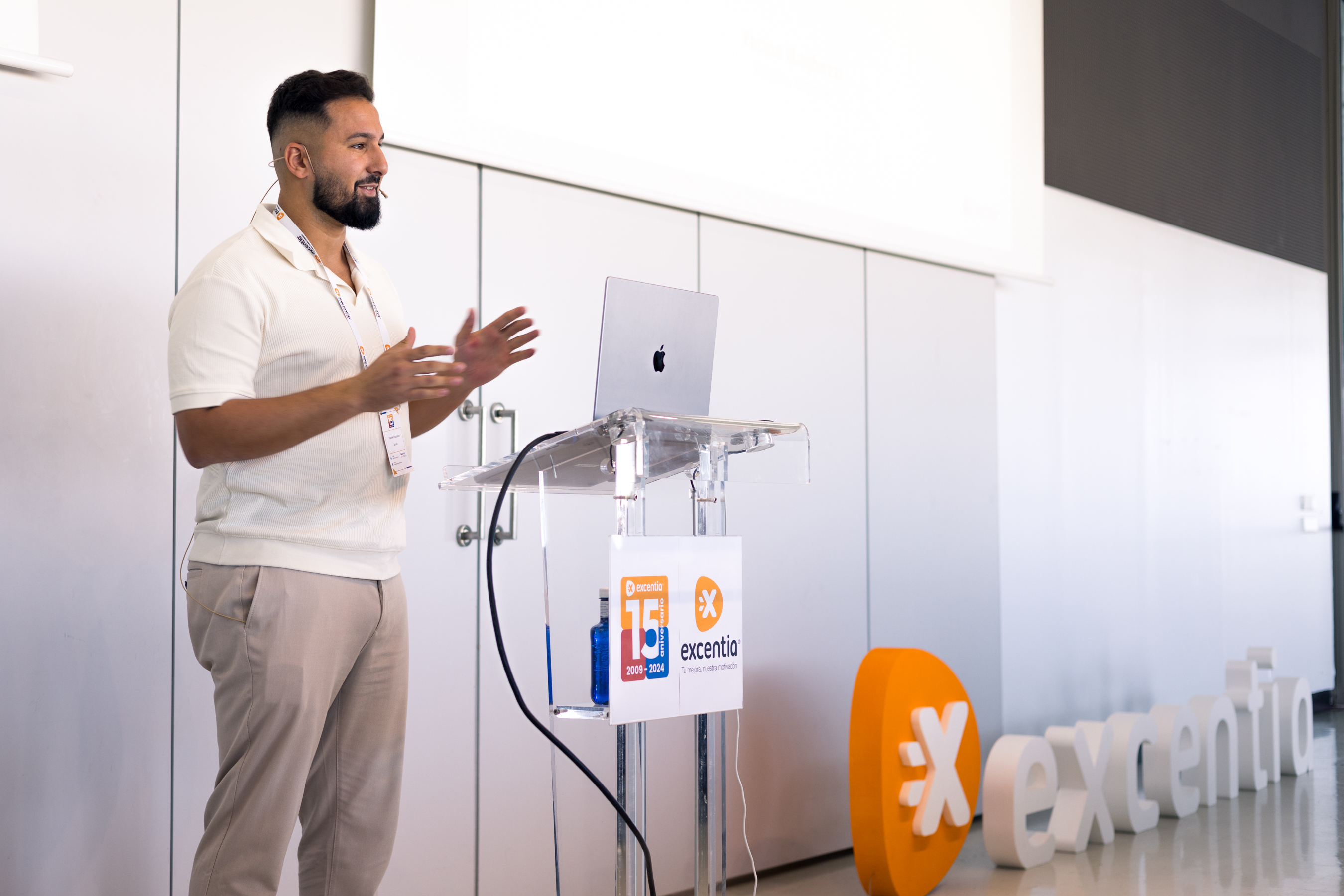 Yacine Maghezzi en el evento de excentia